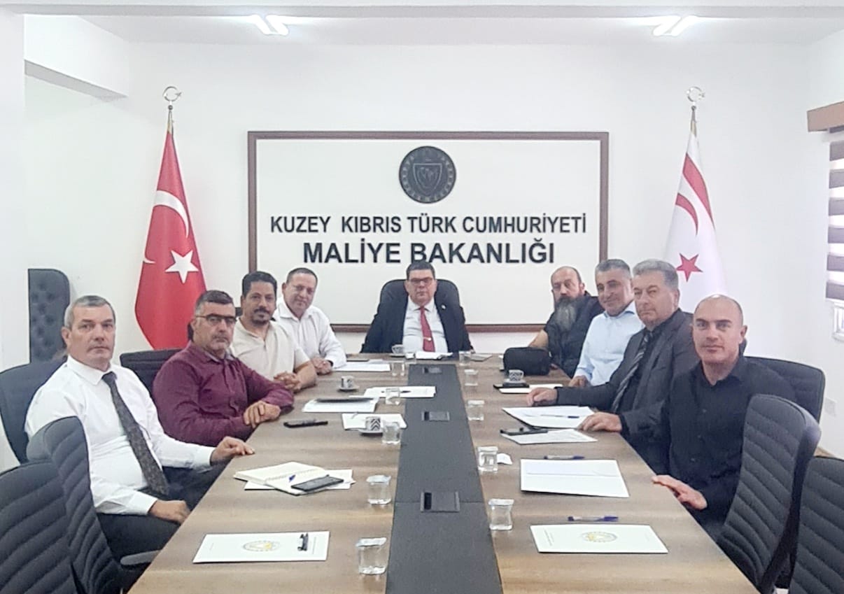 MALİYE BAKANI BEROVA, PROFESYONEL FOTOĞRAFÇILAR BİRLİĞİ HEYETİNİ KABUL ETTİ