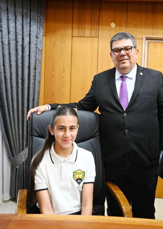 MALİYE BAKANI DR. ÖZDEMİR BEROVA, BAKANLAR KURULU’NDAKİ MAKAM KOLTUĞUNU, ŞEHİT TUNCER İLKOKULU 5. SINIF ÖĞRENCİSİ NEHİR ÖZDEMİR’E DEVRETTİ