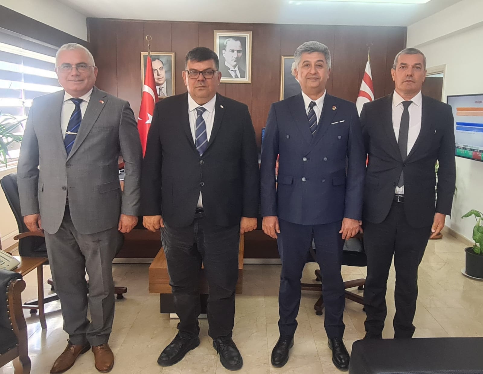 BAKAN BEROVA GÖREV SÜRESİ DOLAN SİVİL SAVUNMA TEŞKİLAT BAŞKANI ATİLLA KARACA VE BU GÖREVİ DEVRALACAK HAKAN BALABAN'I MAKAMINDA KABUL ETTİ